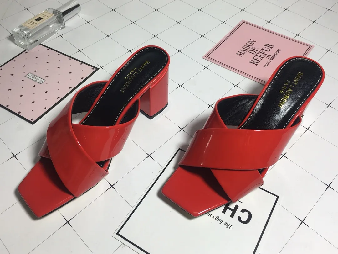 👟👟Ex-factory price 340👟👟 Genuine leather base +40 7CM heel cow patent leather series. 2018 Saint Laurent YSL’s strongest new cross-strap slippers are available in two heel heights. They are 7CM and 9CM respectively. The fabric is made of cowhide. The lining is made of first-layer sheepskin. Size: 34-41 (size 42 can be customized). It is very stable when walking and does not lose its heel.